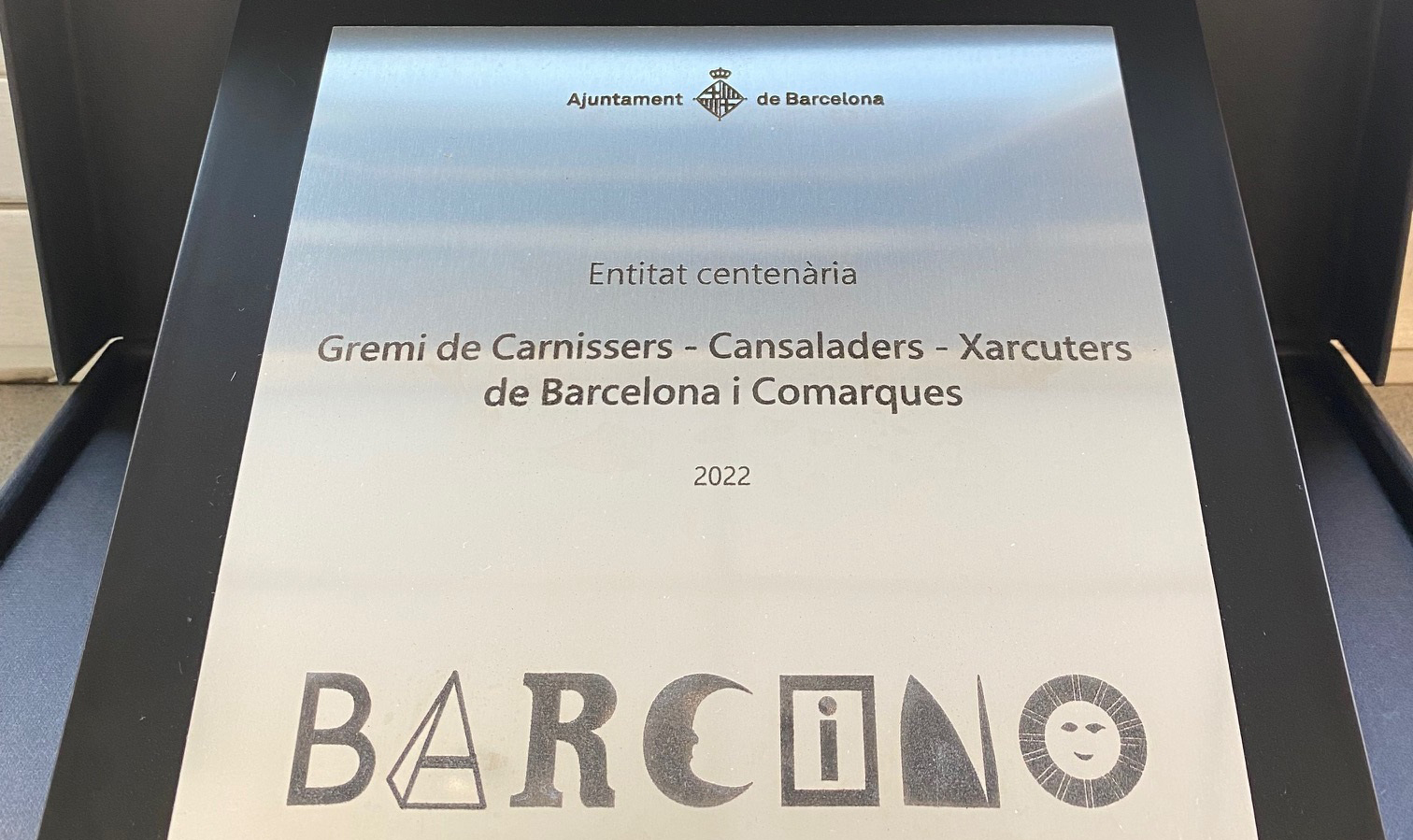 L’Ajuntament de Barcelona atorga a GremiCarn la medalla com a entitat centenària
